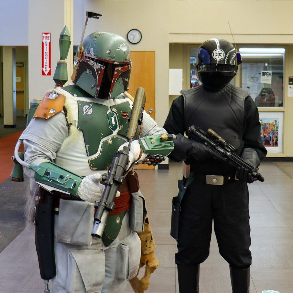 Two people in Star Wars costumes standing in a hallway.